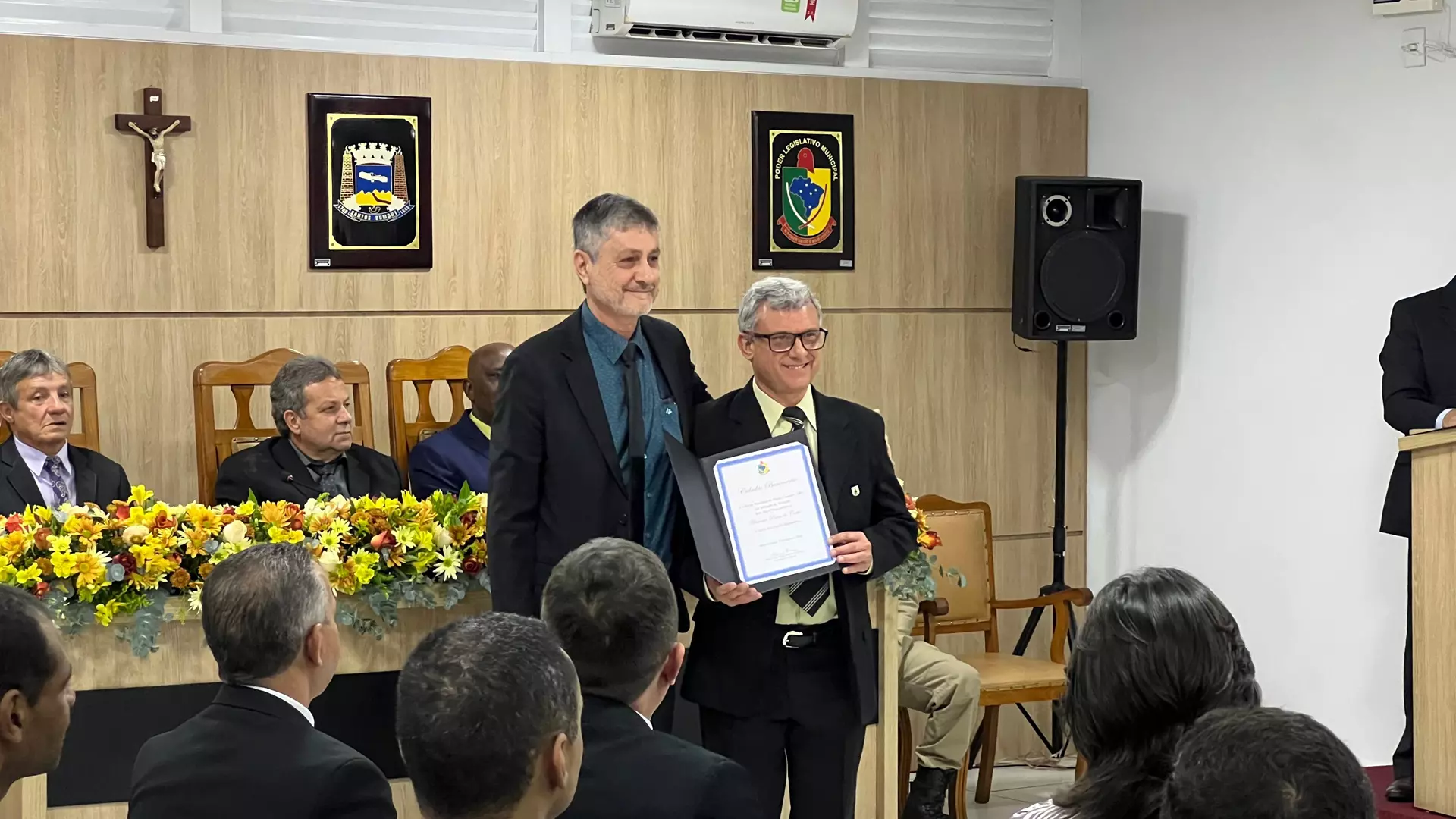 Honrarias de Cidadão Honorário e Cidadão Benemérito são entregues na Câmara de Santos Dumont